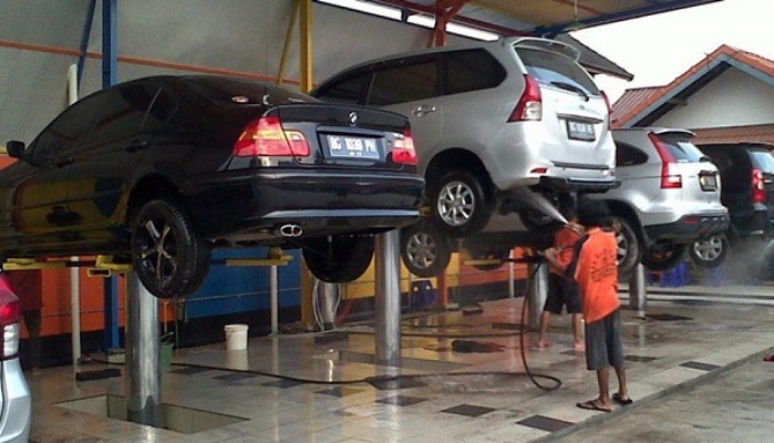 Cầu nâng 1 trụ là thiết bị không thể thiếu trong tiệm rửa xe chuyên nghiệp