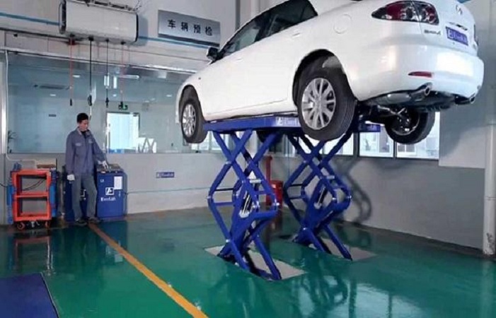 Dùng cầu nâng cắt kéo trong lĩnh vực sửa chữa xe ô tô